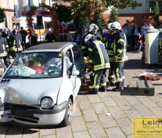 Hauptübung der Freiwilligen Feuerwehr Nußloch: Rettung aus Unfallfahrzeugen