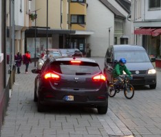 Eltern als fahrlässige Schulweg-Gefährder: </br>Kinder mit Fahrrädern ohne Licht unterwegs