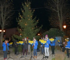 Stadtteilverein spendet Weihnachtsbäume: Vor der alten Fabrik und in Aegidiushalle