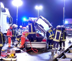Unfall auf B3: PKW geriet ins Schleudern und kollidiert mit LKW – 2 Verletzte