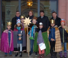Sternsinger unterwegs: „20*C+M+B+15“ zum Segen des Leimener Rathauses