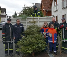 Freiwillige Feuerwehr sammelte Weihnachtsbäume und Spenden