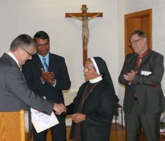 Dank für Schwester Sheela zum Abschied: </br>Die Leimener Stadtmedaille in Gold