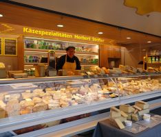 Aufgerüstet: Noch mehr Käse auf dem Leimener Wochenmarkt