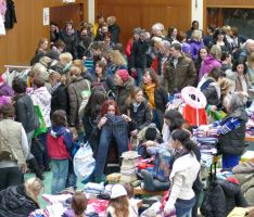 Kurpfalzhalle wieder Elterntreffpunkt: Flohmarkt „Schlümpfe“ zog die Massen an