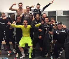 Wie heißt die beste Fußball-Zweitliga-Mannschaft des Jahres 2015? SVS! SVS!