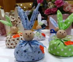 Frühling, Sonne und Ostern im Anmarsch –</br>Die Deko gab’s beim AWO-Ostermarkt