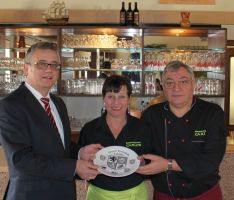 Oberbürgermeister Ernst überreicht Restaurant Carlos städtischen Wappenteller