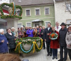Landfrauen setzten Bärentorbrunnen Osterkrone auf – 250 Arbeitsstunden geleistet