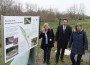 Hinweisschild Zauneidechsen-Habitat beim Regenwasser-Rückhaltebecken aufgestellt