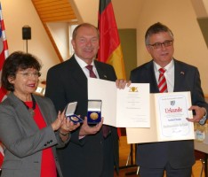 Staufermedaille und Leimener Stadtmedaille in Gold für Norbert Hooks