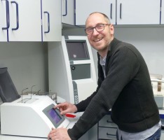 Auf den 1/100 mm genau: Das bringt das Team von Optik-Mattern nicht aus der Fassung