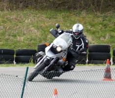 Drücken oder hängen? Kurventechniken beim Motorrad-Slalom in Nussloch