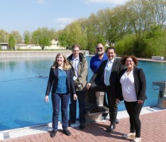 Freitag morgen 9.00 Uhr bei sonnigen 11° – Freibad Saisoneröffnung – Wer traut sich?