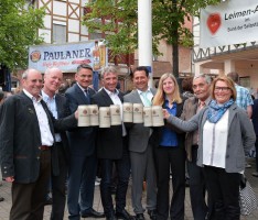 Maibaumfest auf Leimens Georgi-Marktplatz – Faßbieranstich mit MdL Karl Klein