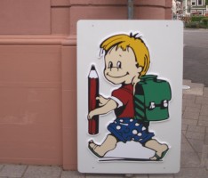Rathausstraße / Turmschule: Schild mahnt zur Rücksicht