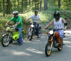„Schuppenflitzer“ Moped-Nostalgie: Sound und Duft der 70ger mit Kreidler & Quickly