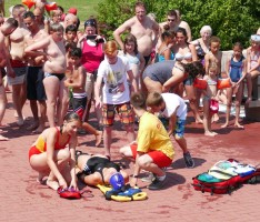 DLRG-Jugend rettete Ertrinkende im Leimener Freibad: Einsatzübung erfolgreich