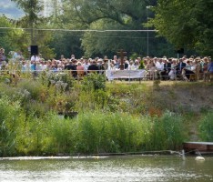 Großer Taufgottesdienst am Angelsee – Die perfekte Kulisse für 12 Täuflinge