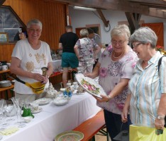 Flohmarkt im Hof der AWO-Leimen: Kunst und Krempel für den kleinen Geldbeutel