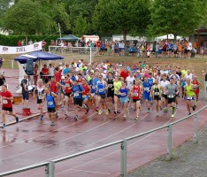 Nußlocher Wiesenlauf startete mit heftigem Platzregen – Super Beteiligung: 272 Teilnehmer