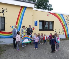 Nicht mehr „unsichtbar“: Kindergarten Probsterwald mit peppiger Außenfassade