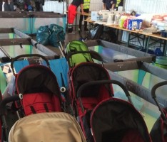DRK Leimen unterstützt in der Flüchtlinge Notunterkunft Sinsheim: Neuankommende Familien mit Kinderwagen und Kinderbetten ausgestattet