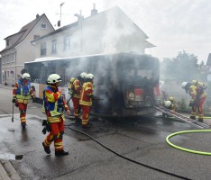 Sandhausen: Bus brennt an Haltestelle aus – 80.000€ Schaden