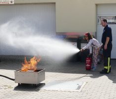 Mit dem Ferienprogramm bei der Feuerwehr: Programm von Notruf bis Löscharbeiten