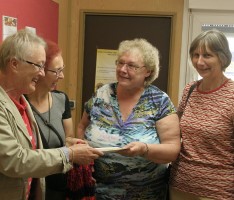 Aktion „ Einkaufsnetze häkeln“ spendete 200€ an Leimener Tafel
