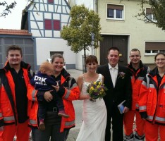 Das DRK Leimen gratuliert unserem Rettungssanitäter Alexander Gogol zur Hochzeit