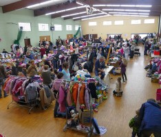 Kinderflohmarkt in der Radsporthalle: Eine Stunde Schnäppchenjagd