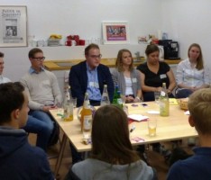 Jusos beim Pizzaessen mit MdB Dr. Lars Castellucci