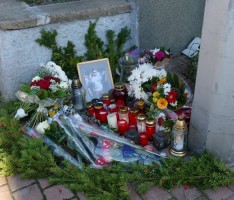 Tödlicher Unfall in Leimen – Trauernde legen Blumen und Kerzen am Unfallort nieder