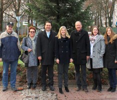 Weihnachtsbaum im Kreisverkehr aufgetellt: Haus + Grund unterstützte mit Spende