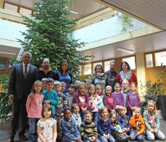 Weihnachtsbaum im XXL-Format im Sandhäuser Rathaus aufgestellt
