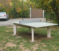 Tischtennisplatte ergänzt Angebot auf dem Spielplatz „In der Warthütte“