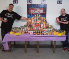 Ungewöhnlicher Spieleinsatz beim „Yu-Gi-Oh!“ Lebensmitteldosen für AWo-Lädle