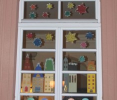 Adventskalender-Fenster am Leimener Rathaus geöffnet