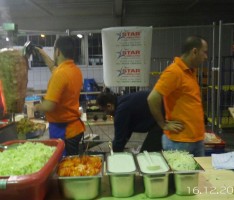 Star2Döner lud alle 360 Leimener Flüchtlinge zu Döner und Ayran ein