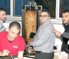 Flüchtlingshallen-Döner 2.0</br> Ratsherr Karaaslan ist auch am Spieß Profi