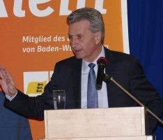 Neujahrsempfang der CDU Sandhausen: Günther Oettinger trug sich ins Golde Buch ein