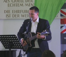 KulTOUR: Schmidt-Eisenlohr als Gitarrist in der ehemaligen Synagoge in Sandhausen