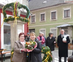 Osterschmuck ziert Leimener Bärenbrunnen: Girlanden mit 350 bunten Ostereiern