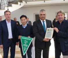 U 19-EM mit Spiel im Hardtwaldstadion: DFB überreicht Spielortplakette an Sandhausen