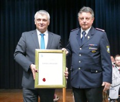 Scheidender Feuerwehr-Kommandant Hans-Jürgen Moser mit Bürgermedaille geehrt