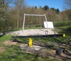 Neue Schaukel und Wippe für den Spielplatz Kastanienbuckel Lingental