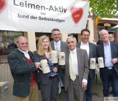 Großer Maibaum mit Zunftzeichen verschönert wieder den Georgi-Marktplatz