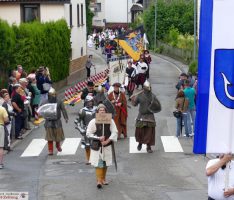 Nur knapp an der Blitz-Absage vorbei: Gauangellochs historischer Festumzug