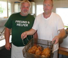 Gockelfest der Kleintierzüchter: Frisch frittierte halbe Hähnchen beliebt